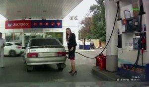 C'est l'histoire d'une femme à la station essence...