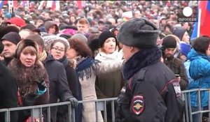 Hommage des Moscovites à Boris Nemtsov devant le Kremlin