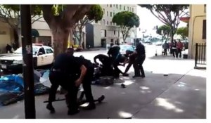 Los Angeles : une vidéo montre des policiers abattant un SDF