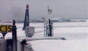 Un avion de la Delta rate son atterrissage sur la piste d'un aéroport new yorkais
