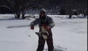 Ce pêcheur sur glace attrape tout sauf des poissons!