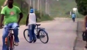 Un brézilien complètement bourré marche à coté de son vélo