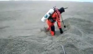 Il plonge dans un lac recouvert de cendres