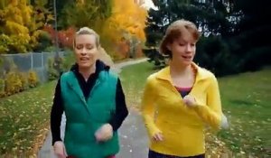 Deux femmes font leur jogging et racontent leur soirée