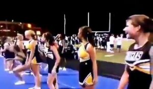 Une cheerleader se pète le dos sur un backflip