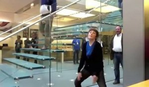 Un ado qui danse dans un Apple store