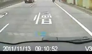 Un scooter fonce droit sur une voiture