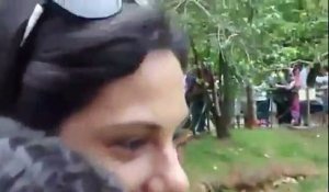 Un homme se fait attaquer par des singes dans un zoo
