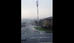 Un trampoline s'envole pendant une tempête