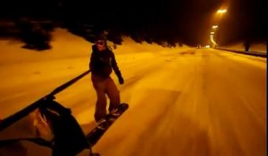 Faire du snowboard sur l'autoroute. OMG!