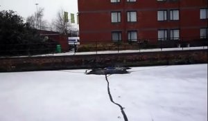 Il tente de traverser une rivière gelée
