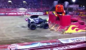 Il fait des culbutes avec son Monster Truck!