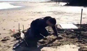 Il fabrique un tabouret sur la plage