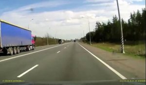 Un chauffeur de camion s'endort au volant du véhicule