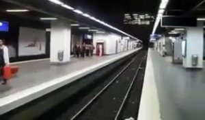 Le saut des rails de métro parsien !