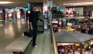 Un saut de 13 mètres dans un centre commercial !