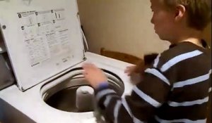 un gamin fait de la musique avec une machine à laver