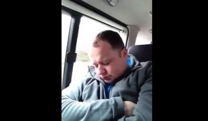 Réveiller un pote en stress quand il dort dans la voiture