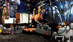 Homme et femme faisant un Street Workout en couple