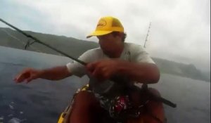 Un pécheur surpris par un requin attaquant le fruit de sa pêche
