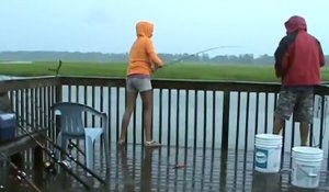 OMG ! Elle pensait ramener un poisson ! Regardez ce qu'elle ramène !