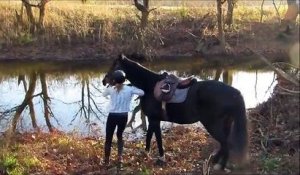 Elle veut apprendre à son cheval à aimer l'eau ! Ce qui arrive est imprévu !