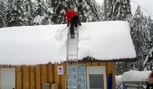 Le pro du déneigement ! Sa chute est epic, Il a eu chaud !