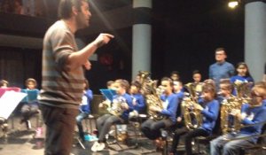 L'orchestre à l'école joue devant Ibrahim Maalouf