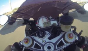 Un motard à 322 km/h sans protections! BMW S1000RR