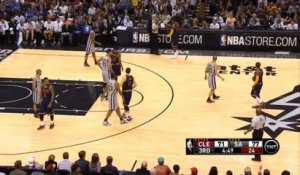 NBA - un enfant fait un double bras d'honneur à Lebron James