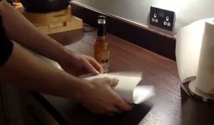 Ouvrir une bouteille de bière avec une feuille de papier! C'est possible...