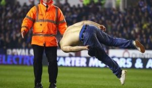 Un streaker s'amuse à faire des saltos lors de Reading FC vs Bradford City