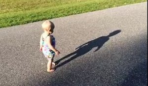 Ce Bébé essaie de marcher sur son Ombre