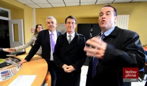 Manuel Valls et Najat Vallaud-Belkacem dans les locaux du Dauphiné Libéré à Privas