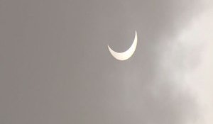 Le spectacle de l'éclipse solaire quelque peu gâché par les nuages