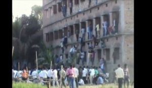 Inde : ils escaladent un centre d'examens pour aider leurs enfants à tricher