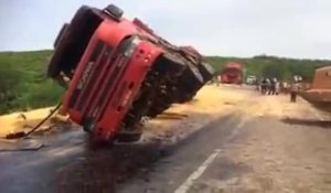 Ils ont voulu aider un camion mais la situation devient encore pire