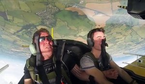 Un pilote d'avion fait des loopings pour faire flipper ses amis!