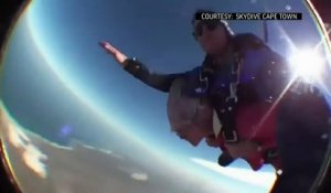 Pour ses 100 ans, cette mamie a décidé de sauter en parachute !