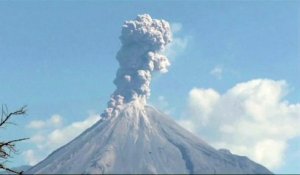 Somptueuse éruption du volcan de Colima au Mexique