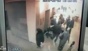 Une femme fait caca au milieu d'un hôpital