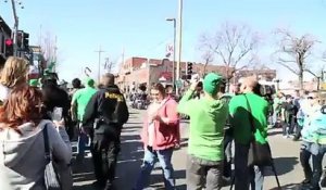 Les policiers de Kansas city dansent sur un flash mob hilarant!