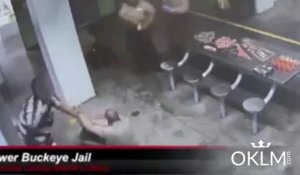 Un prisonnier attaque 4 gardiens
