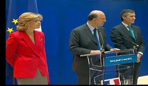 Archive - Passation de pouvoirs entre Valérie Pécresse et Pierre Moscovici, accompagné de Jérôme Cahuzac