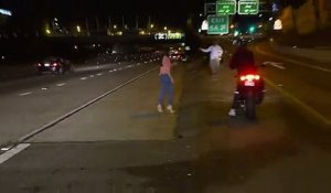 Une femme complètement bourré stop sa voiture en plein milieu de l'autoroute