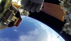 Un astronaute filme ses sorties dans l'espace en caméra embarquée