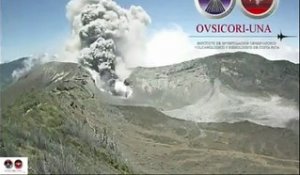 La violente éruption du volcan Turrialba filmée en accéléré