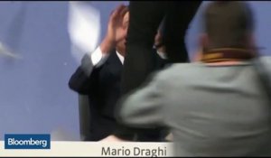 Une femme saute sur Mario Draghi en pleine conférence de presse