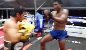 Le champion de Boxe Thaï en plein entrainement ...