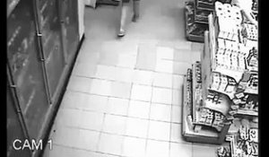Un homme pête un cable dans un supermarché